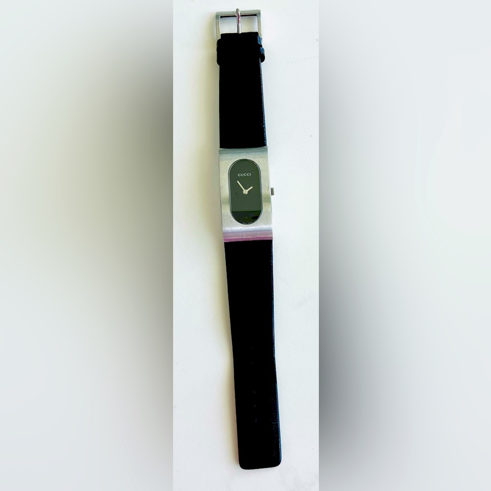 ❤️GUCCI WATCH…very MODERN STYLE! Black leather band.